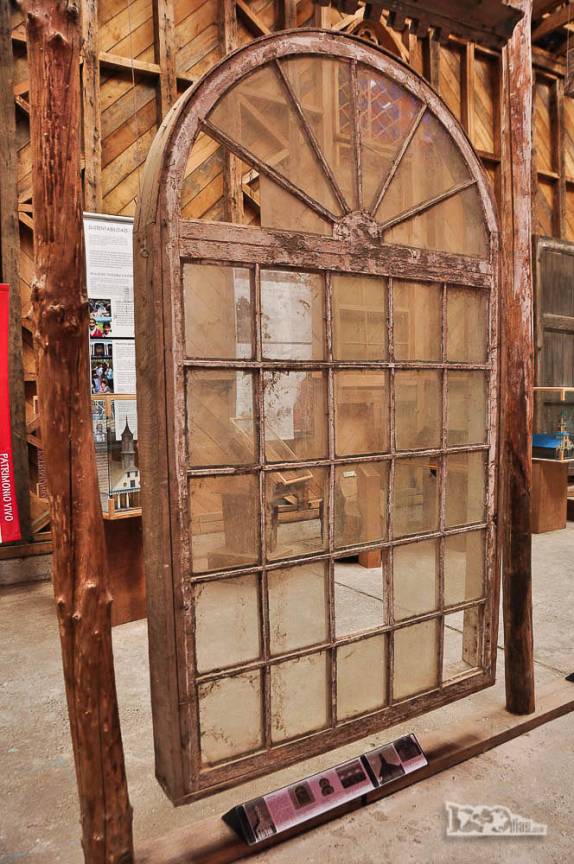 Antiga janela de igreja exposta no Convento Inmaculada Concepción, em Ancud, no norte da ilha de Chiloé, no sul do Chile